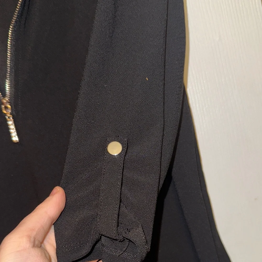 Chic Black Zippered Blouse - Picture 6 of 7